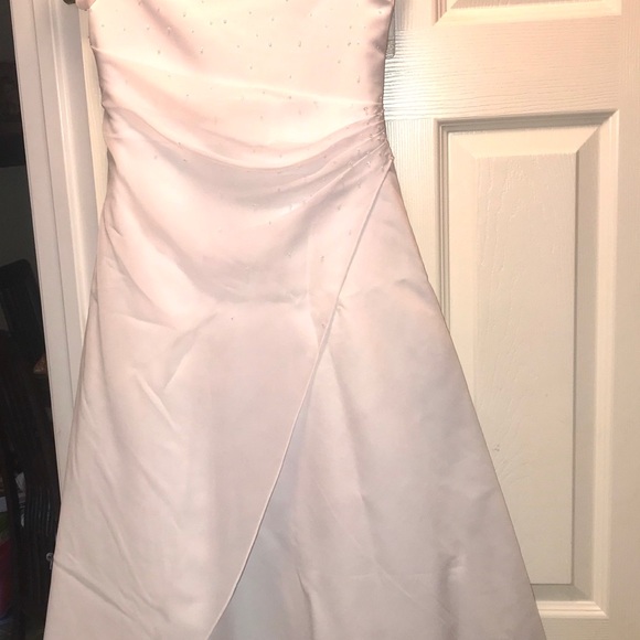 Beautiful Long White Dress. Lightly beaded bodice. - Picture 4 of 9